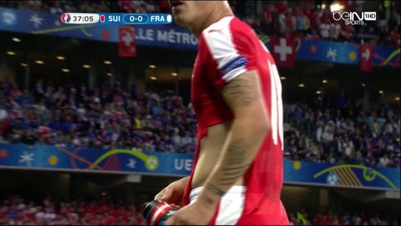 Footballogue's tweet photo. [#Euro2016] Les maillots de la #SUI déchirés.. https://t.co/DNKQpmQifu
