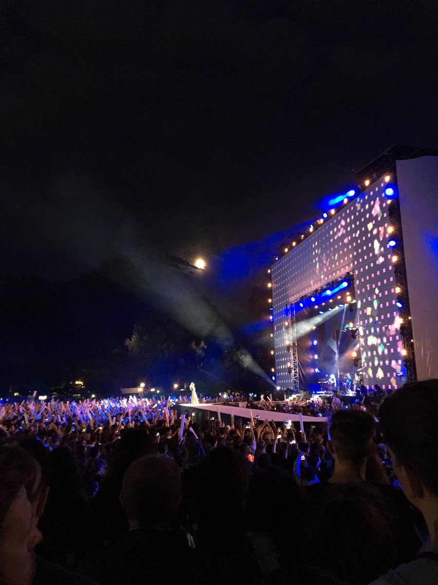 cecipad's tweet photo. #ItalianMTVAwards #vivereacolori https://t.co/ENyTLFBLtN