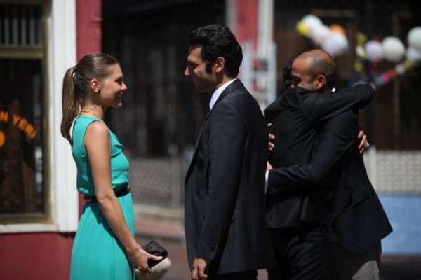 Kaç zamandır bekliyorum bitmiyor..Bu karanlık gitmek bilmiyor üstümüzden..Bize sabah olmuyor..