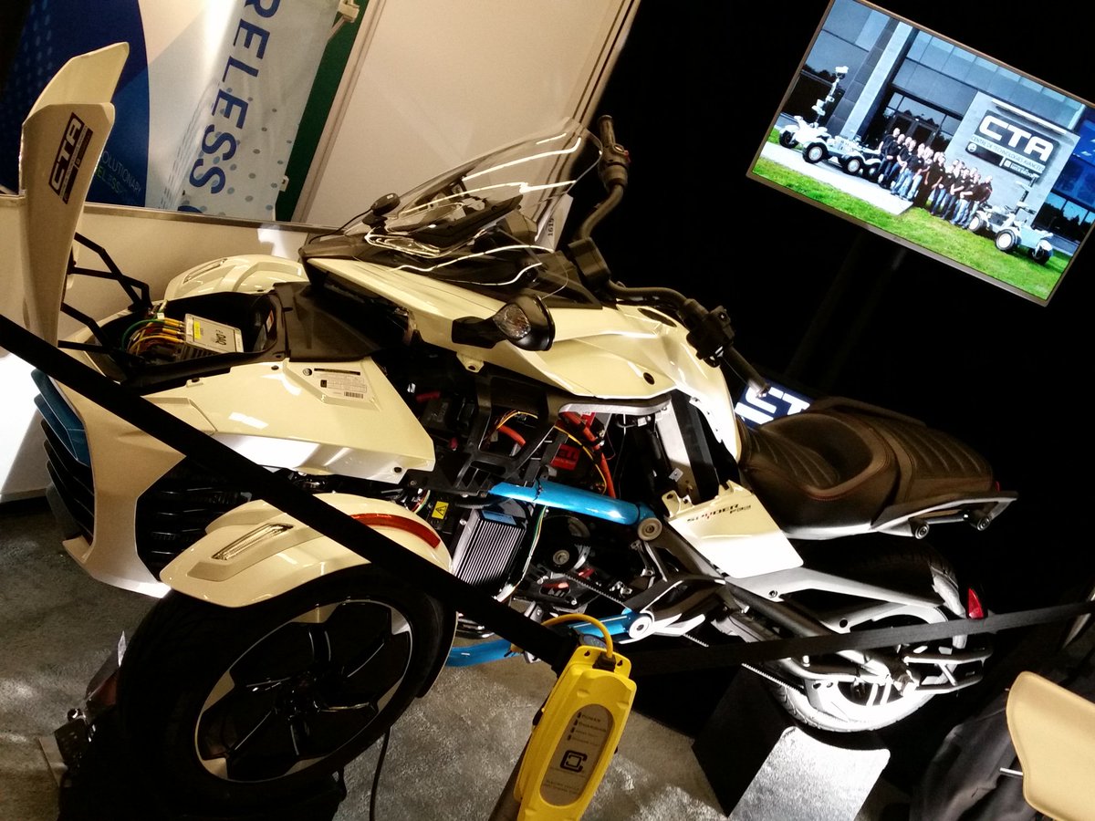 IanPavelko's tweet image. If it&apos;s got wheels, somebody here is putting a battery in it
#UniversiteDeSherbrooke
#CanAmSpyder