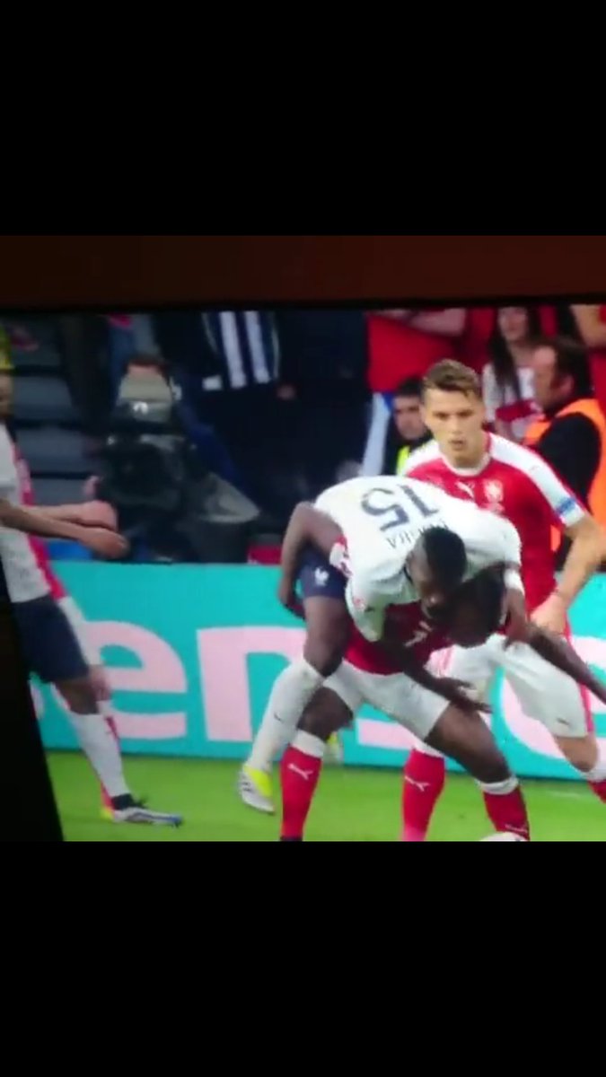 MaX_iX's tweet photo. Pogba en route vers le mordor à dos de Suisse #EURO2016 #FRASUI https://t.co/eralFkmlzf
