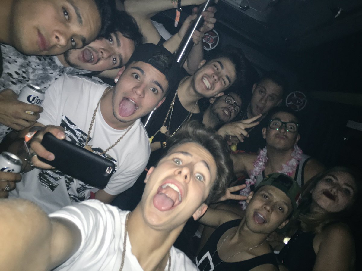 JuanpaZurita's tweet image. Lo que uno se encuentra en su carrete después de una noche en Vegas.