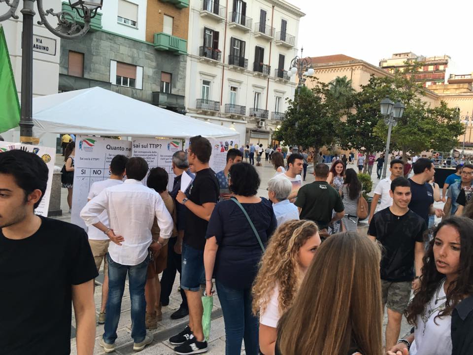GNTaranto's tweet photo. Il nostro ultimo gazebo per informare circa il #TTIP e le conseguenze che esso provocherebbe! #GNTaranto #tralagente https://t.co/pY8eBsRkL1