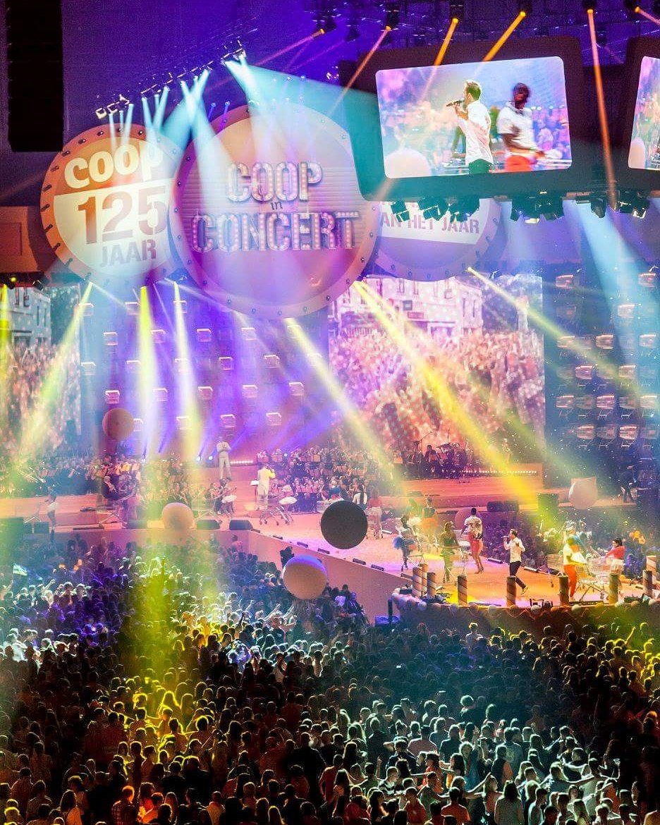 Zie je dat ini-mini mannetje op het podium? Zo niet, zie je me ook op het scherm! #Coop #coopinconcert #gelredome
