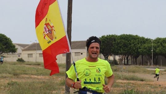 Agreden a un corredor de la Maratón de Pamplona por portar la bandera de España. facebook.com/miguelangel.ro…