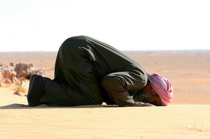 والله لو يعلم الساجدُ ما يغشاه من الرحمة في
 سجوده ، لما رفع رأسه
ابن القيم