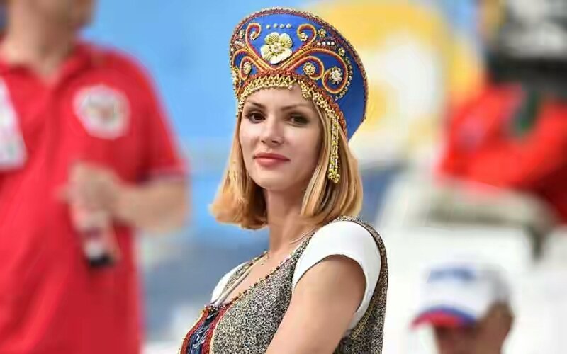 nusratjahanjeni's tweet photo. A girl has came to see #engvsrus match. She is A #Russian girl but looking so cute wear a colourful cup #EURO2016 https://t.co/qfedvn1xRw