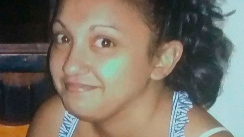 ElDoce's tweet photo. #URGENTE Ruth tiene 19 años y desapareció el jueves en barrio Rosedal. Sus datos, acá https://t.co/X3G2Ne06cz https://t.co/gkcFPkdCuC