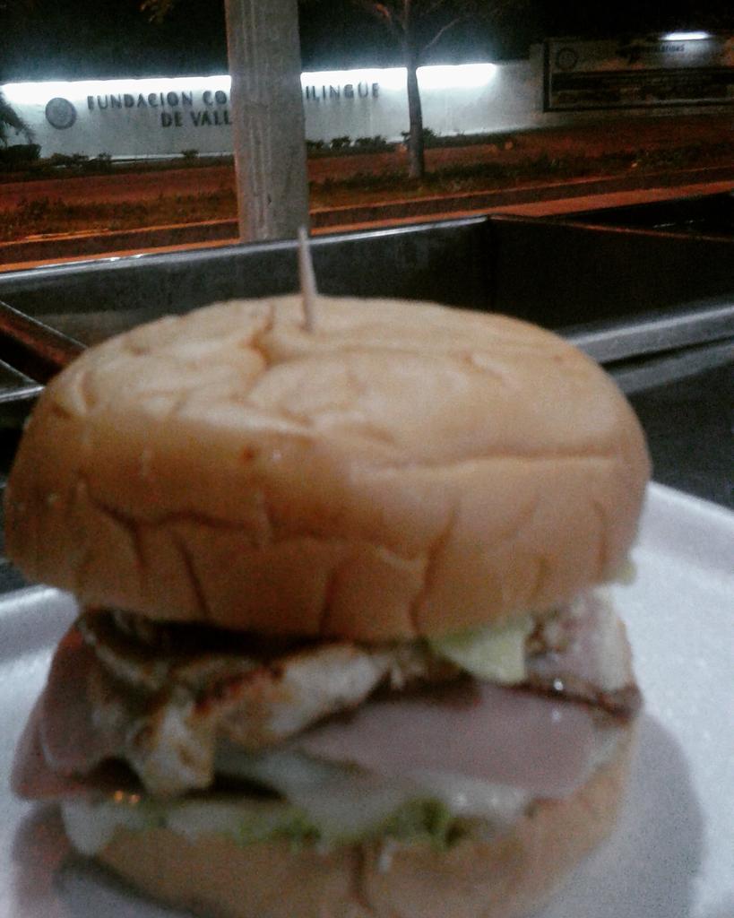 Web_Valledupar's tweet photo. Hamburguesa Doble Carne - Acompañante Papas a la Francesa @BrochetaMB #Valledupar #Hamburguesa #FelizDiaDelPadre https://t.co/2oHzTXeymU