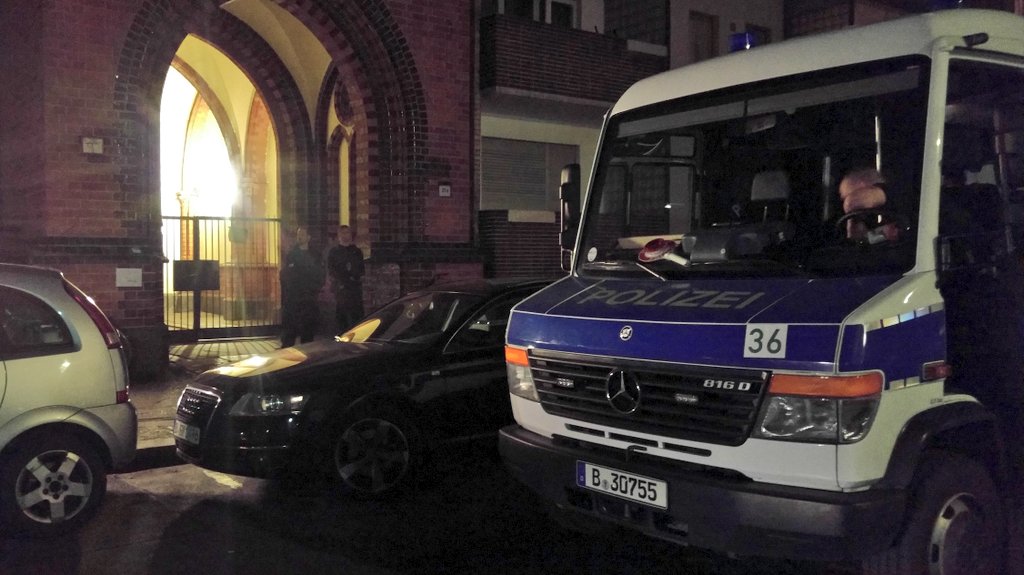 flecks's tweet photo. #FlüchtlingsKirche "besetzt" von #Roma, um wohl #Abschiebung zu verhindern
#WassertorStr
#romableiben #allebleiben https://t.co/dobJ2yIwoJ