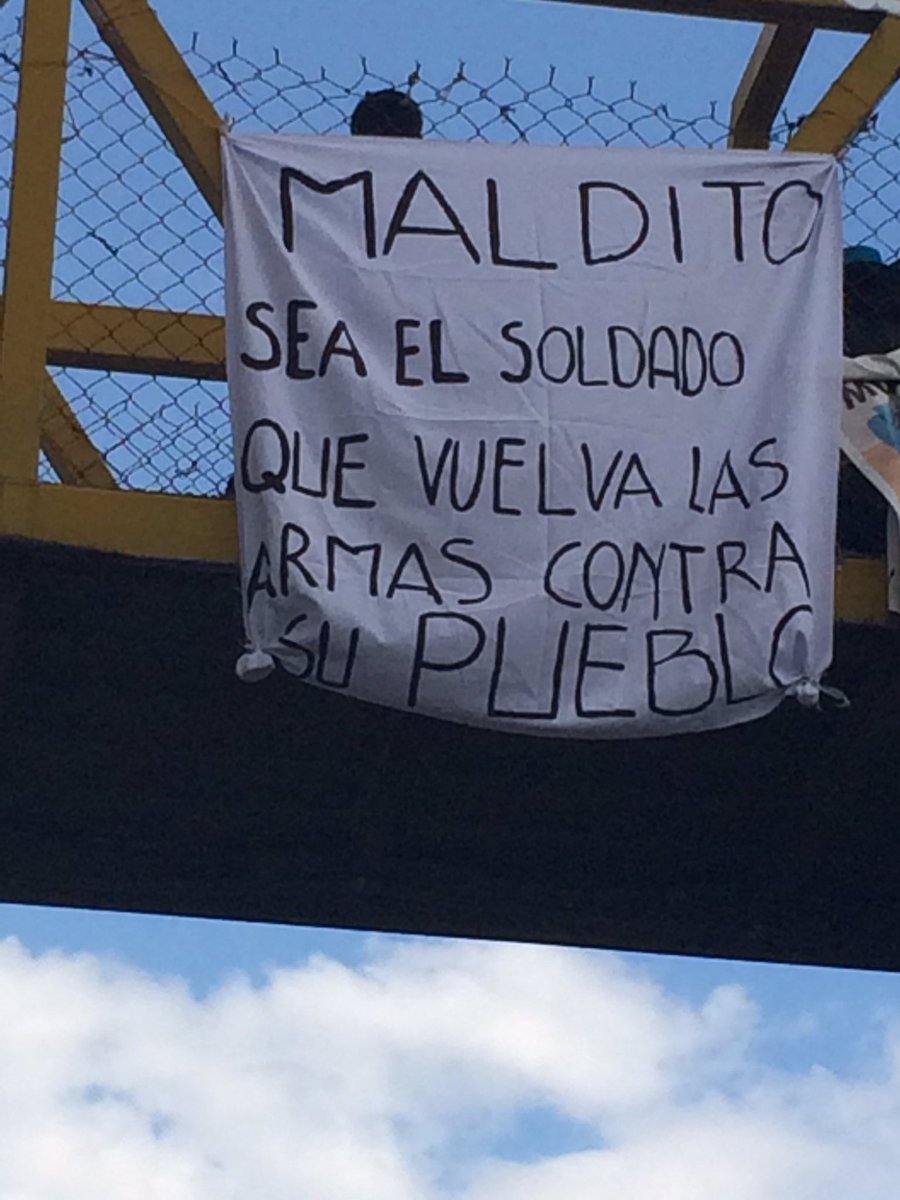 Cristob89806261's tweet photo. Maldito sea el soldado que vuelve sus armas contra el pueblo @JohnMAckerman #CNTE #Nochixtlán https://t.co/dp7IT7GVGm