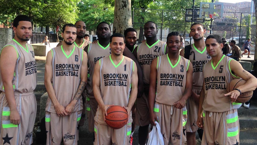 BasKetBalleros's tweet photo. Nos llega esta postal de domingo de cascara en #NYC #Streetball #RODNEYPARK #GAMETIME felicidades @RomanPerez57 !!! https://t.co/GVewrh9BHg