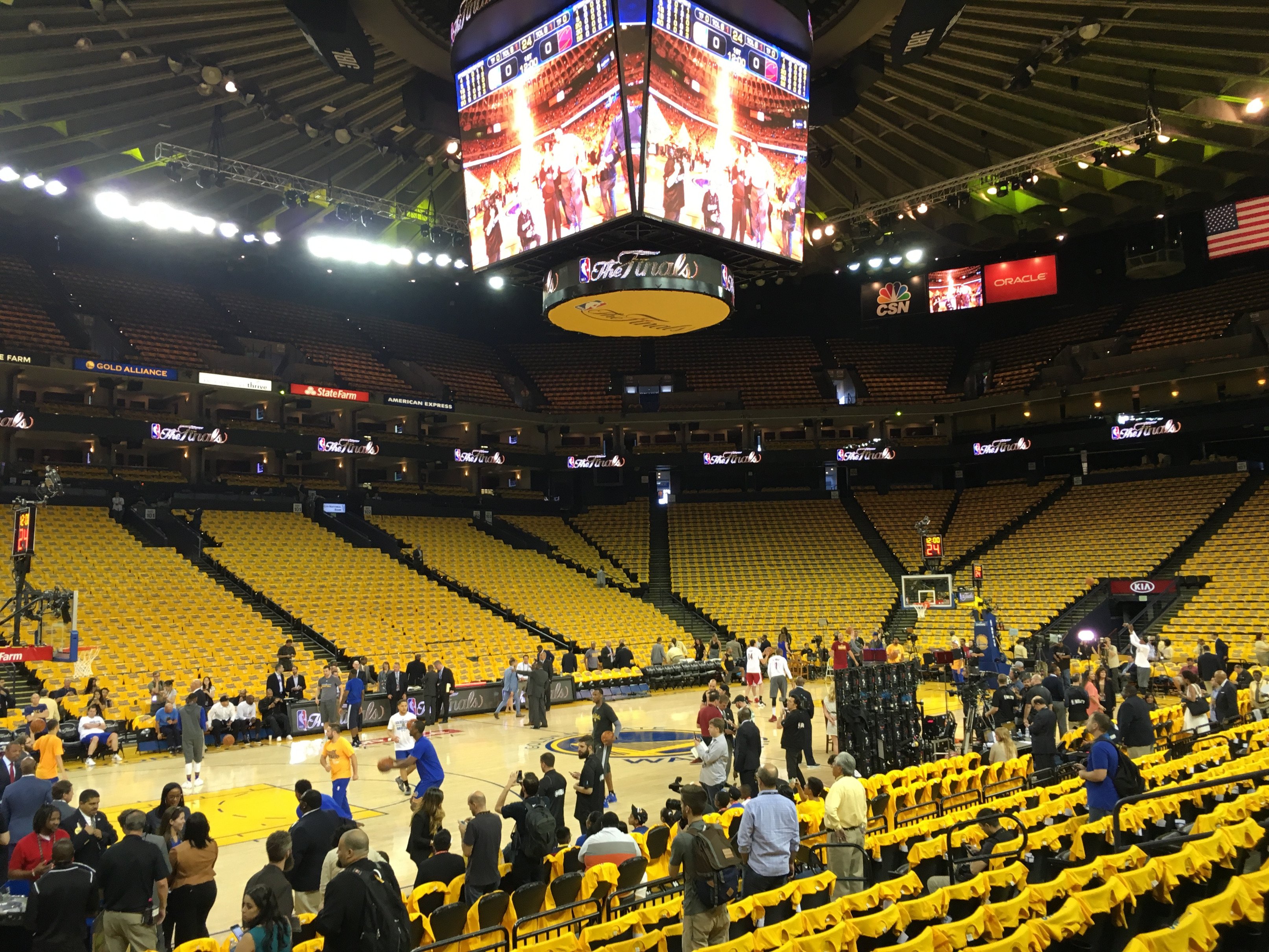 Twitter 上的 Yoko Miyaji オラクル アリーナです Nbaファイナル第7戦まであと2時間 ギブアウェイのtシャツはもちろん Strength In Numbersのtシャツ 背中には全選手のサイン プリント が入っています T Co Obawj4qzns Twitter