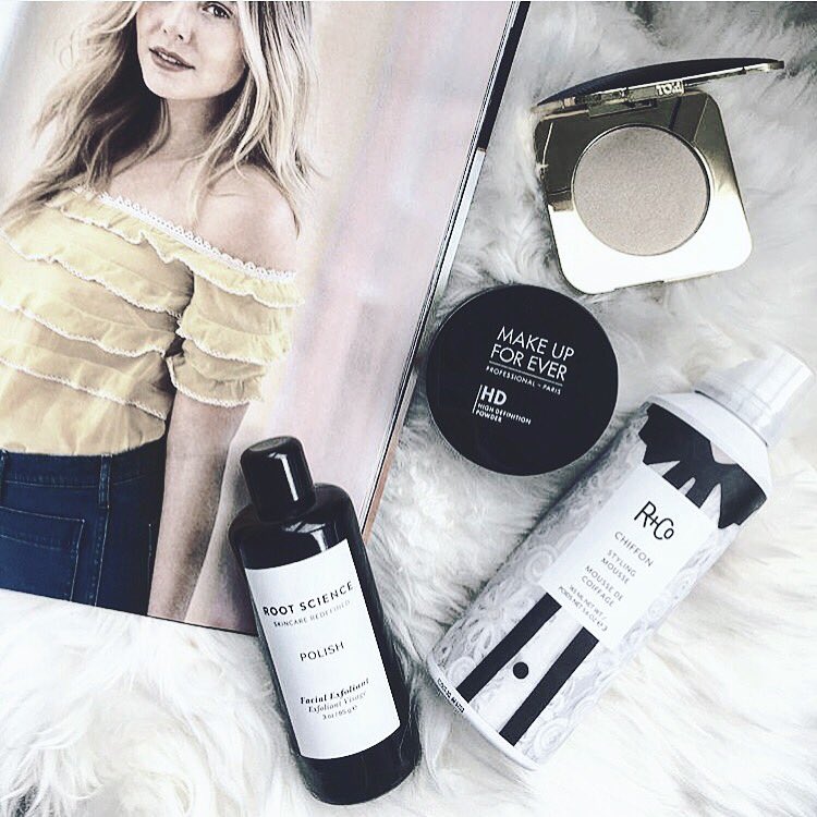 shoprootscience's tweet image. So honored to be gracing @heymichellelee desk ♡ #greenisthenewblack #cleanbeauty #greenbeauty