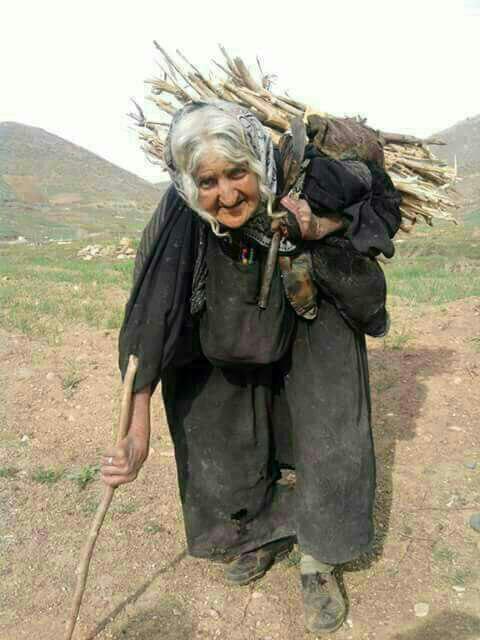چاه های نفت زیر پایم هیزم نانم بر پشت و اما من در فقر می سوزم
