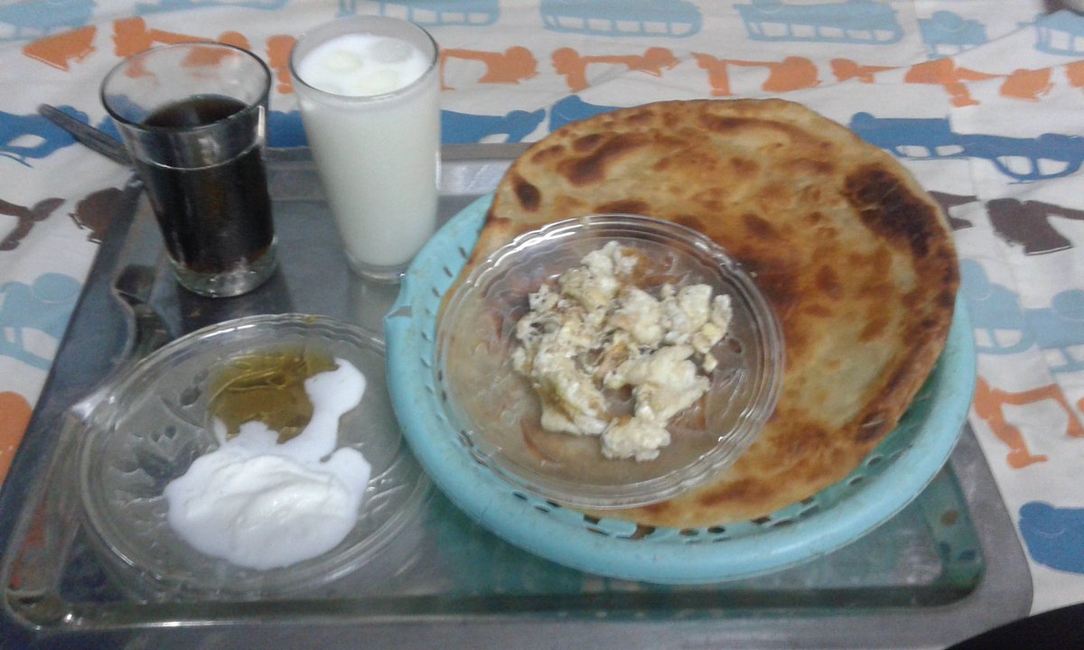 munazza_bangash's tweet photo. #TweetAMeal #sehri #foroneperson #imfat #PepsiandLassi #crazy #Alhamdulilah https://t.co/MYZX6zBv0P