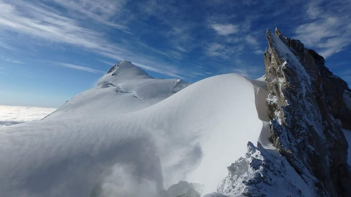RustySheep's tweet image. A look into the crater on Mt. Baker. #mountaineering #mountainlife #climbing #pnw #cascadia #mtbaker #alpinism