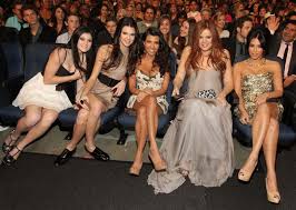 HayamIssa's tweet photo. Keeping Up with the Kardashians 12 x 7 - Snow You Didn't! 
Visit here to watch or download https://t.co/xrQJ4zsNcb https://t.co/eZIk9LzySE