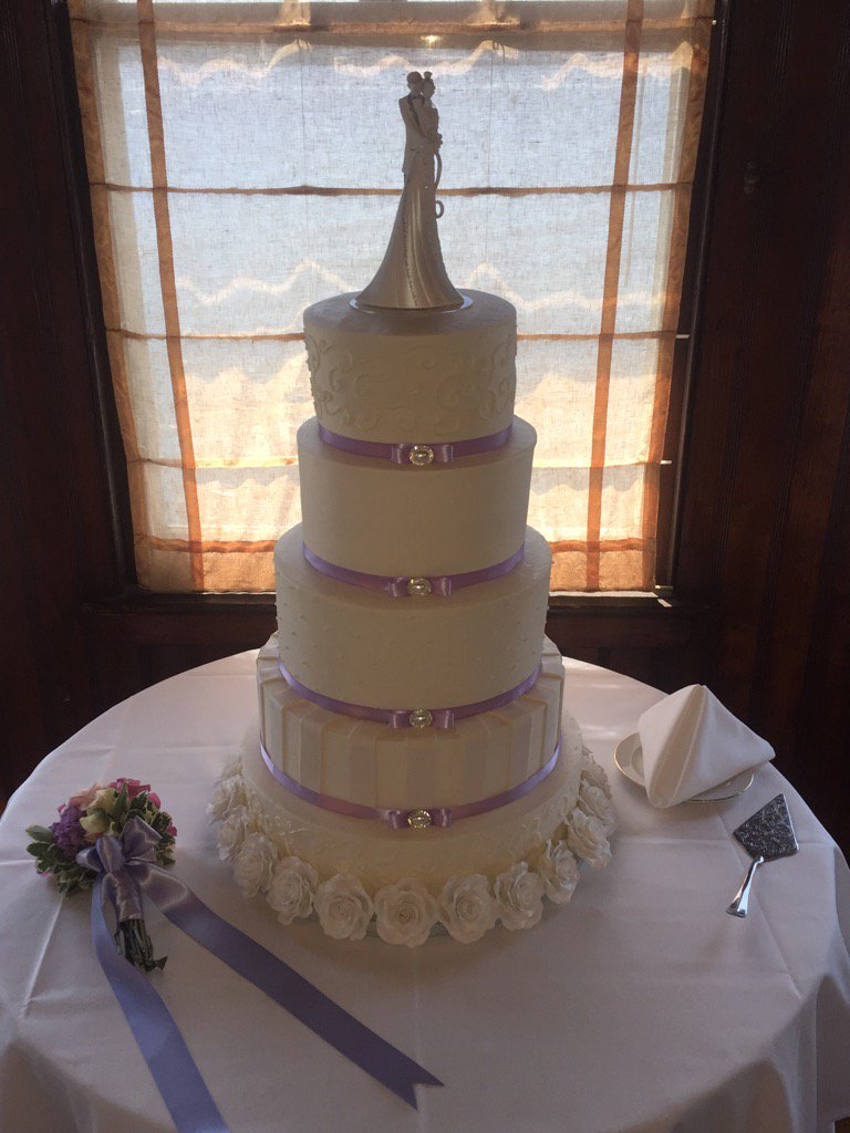 PastryGrl's tweet photo. Guinness Chocolate cake w/ Baileys buttercream, White cake with fresh strawberries &amp; Carrot Cake..Stick a fork in me https://t.co/yK6zqRKZ5G