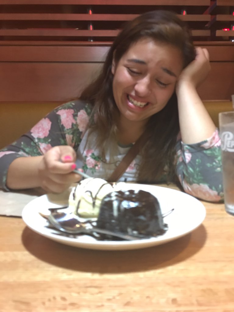 iadorewomen_'s tweet photo. When you're trying to get that summer body but you just can't resist 😭😂😭 https://t.co/8W9AAtuM0N