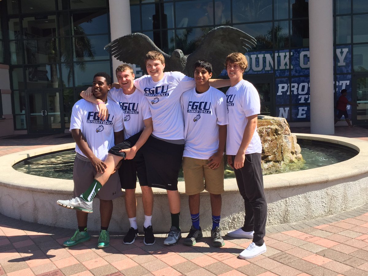 CadillacFridays's tweet photo. FGCU Team Camp in the books #Squad #GotBetter #Bonding #LHSBasketball #TrueFam #Youngry #ParagraphDMs #Juice #LoveIt https://t.co/nE8Lx5b9mj