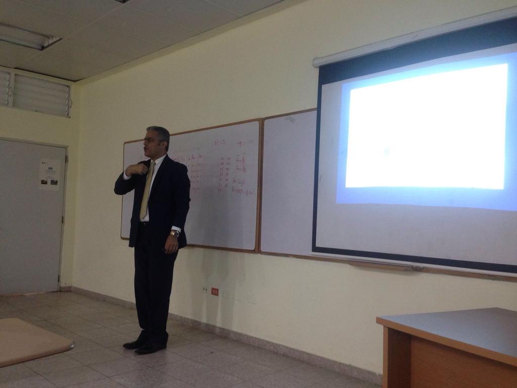 LuisGarciaRD's tweet photo. Hoy iniciando la maestria en administración, "El desafío del social media en la administración moderna " #MBA. https://t.co/EYHXFtB92k