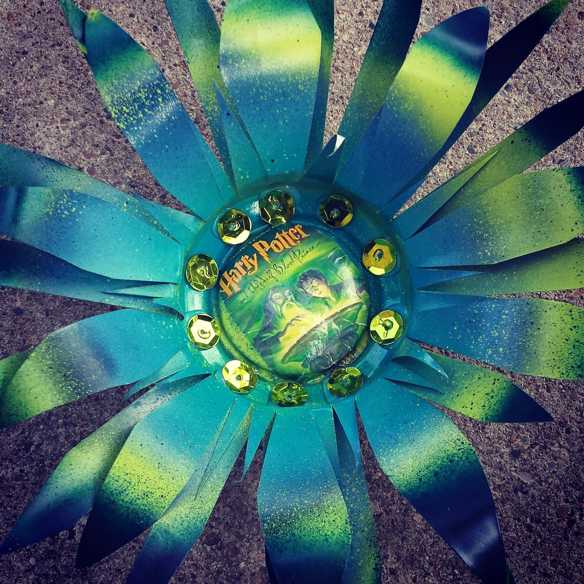 BookLove101's tweet photo. And another Harry potter flower for my fellow hp fans!! #halfbloodprince #bookflower #bookbloggers #swagfortrade https://t.co/JDxNjjsY0l