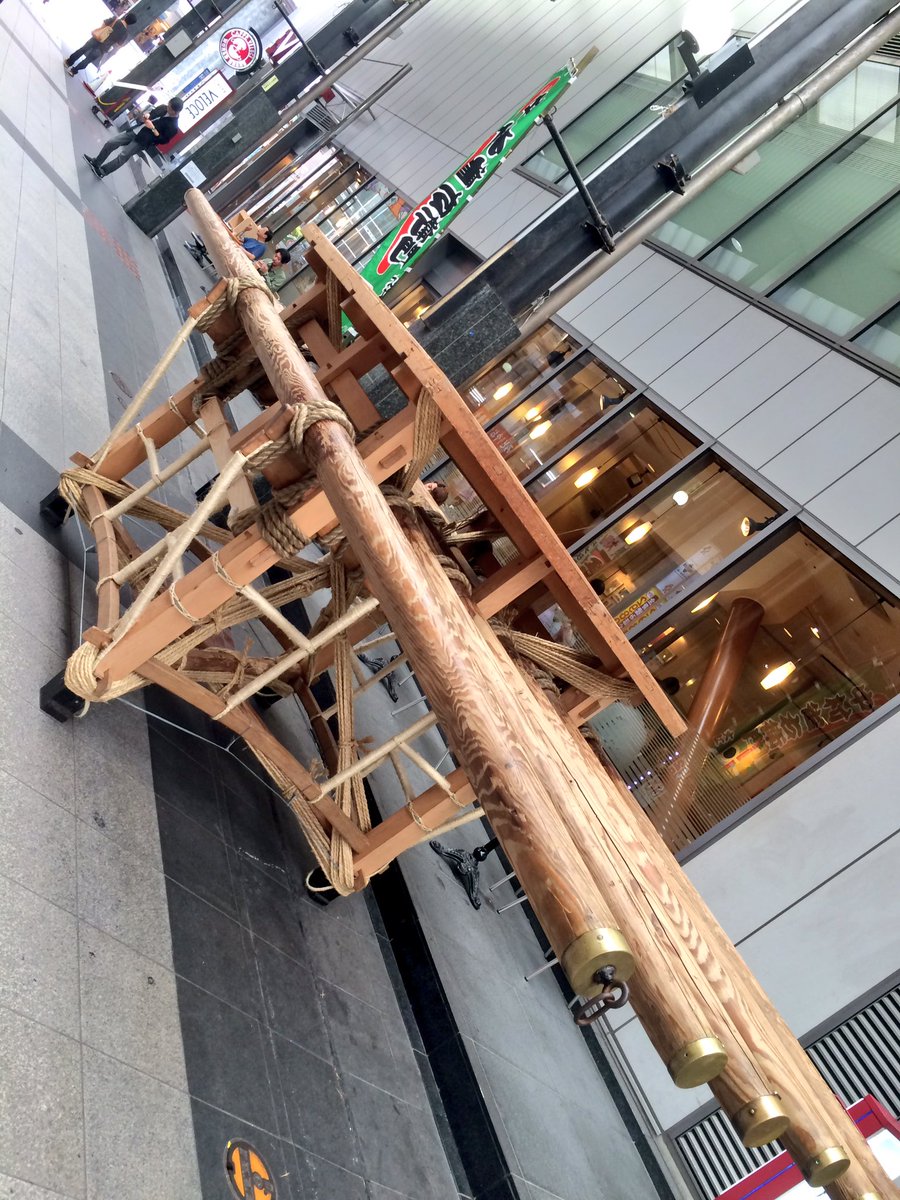 coogee0103's tweet image. 博多祇園山笠の準備が着々と進んでいます〜🏃🏻
山台は釘を一本も使わず、縄を使って棒締めを！
間もなく博多に夏がやって来る〜👊

#博多祇園山笠 #棒締め