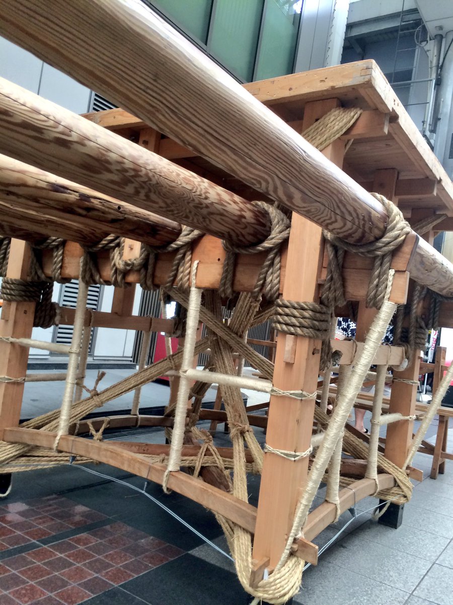 coogee0103's tweet image. 博多祇園山笠の準備が着々と進んでいます〜🏃🏻
山台は釘を一本も使わず、縄を使って棒締めを！
間もなく博多に夏がやって来る〜👊

#博多祇園山笠 #棒締め