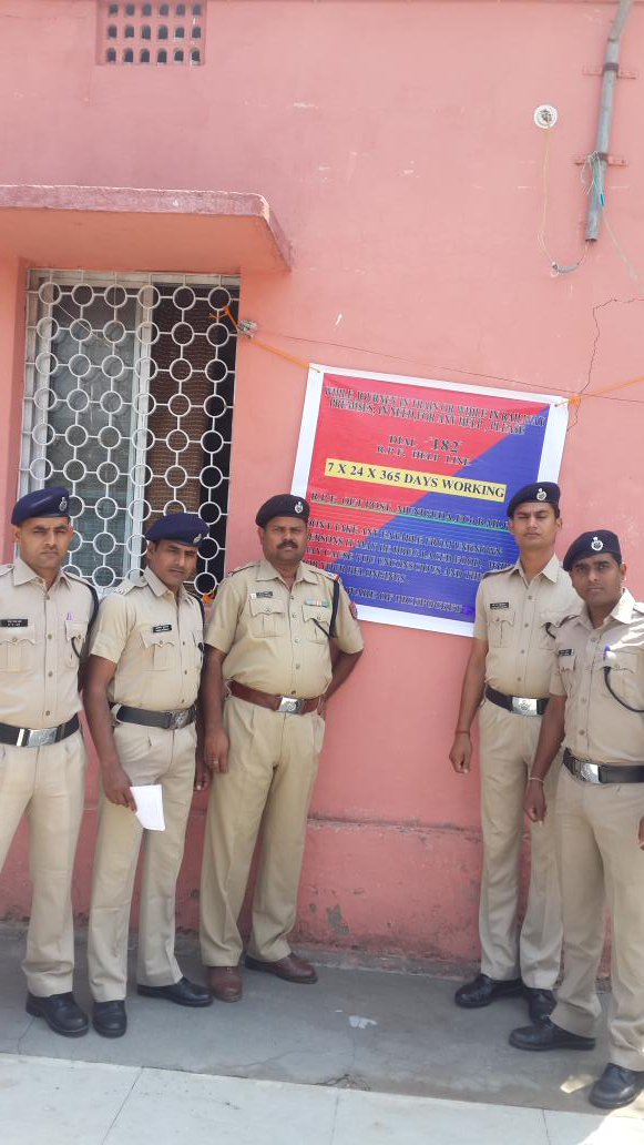 SwainNandan's tweet photo. @DSCRPFSBP ASIPF/MNGD with staffs displaying banner in conspicuous place to create awareness among passengers. https://t.co/IVeYtxrWUe
