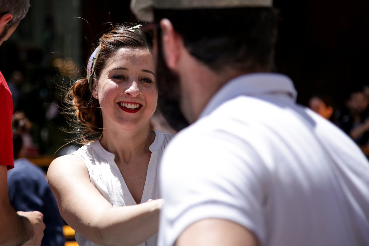 zaraswing's tweet photo. Bailando #lindyhop en @catatruck de las @alasarmas_org ! #Zaragoza Cursos intensivos Julio info@zaraswing.com https://t.co/3BOI4937dB