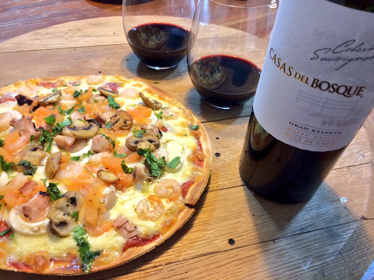 Carlosmullerb's tweet photo. Hoy maridamos esté Cabernet Souvignon de @CasasdelBosque con una pizza de calamar, pulpo y camarón. Ni te cuento ❤️ https://t.co/90ie2HEyqB