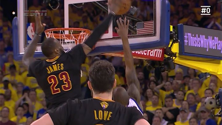 MovistarNBA's tweet photo. Este tapón de LeBron puede valer un anillo. #TheFinalsNBA #dormiresdecobardes https://t.co/HdebFNj7CH