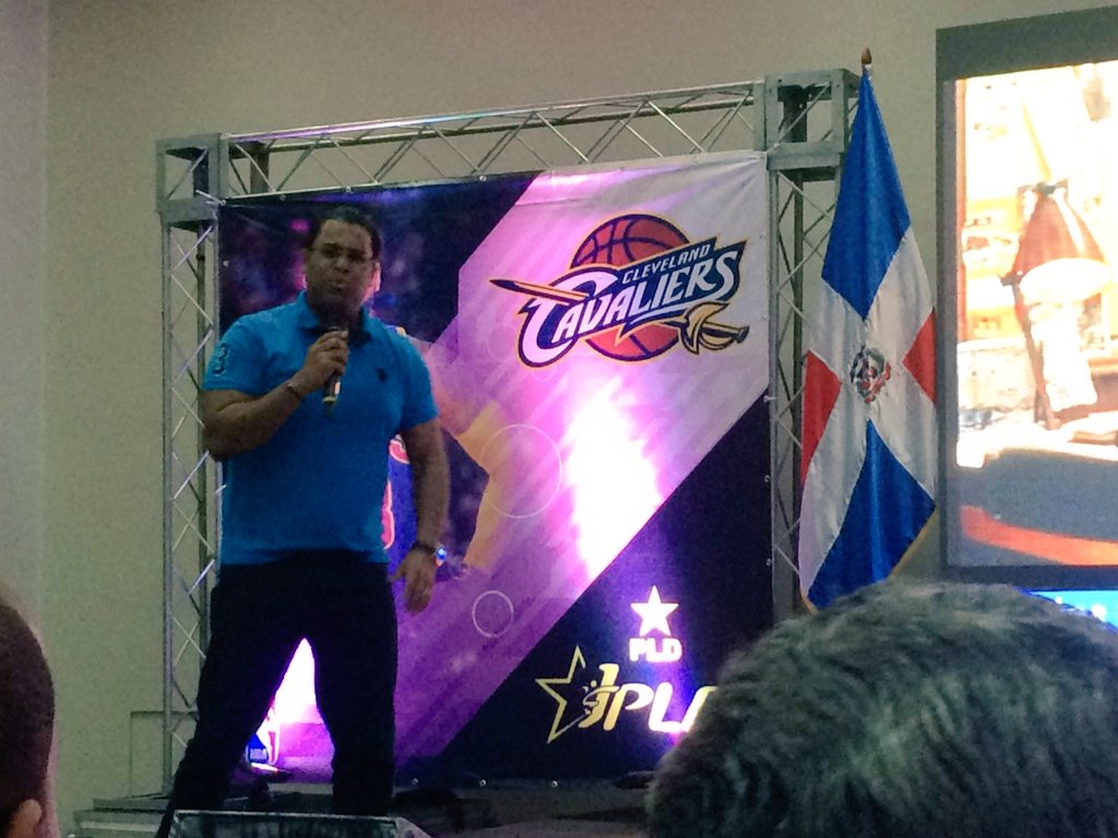DilenMontero's tweet photo. Felicidades para el lider de la @JuventudPLD, @FranklinRod77 por la entusiasta iniciativa deportiva #JPLDFinalNBA https://t.co/Vr4JwvXaly