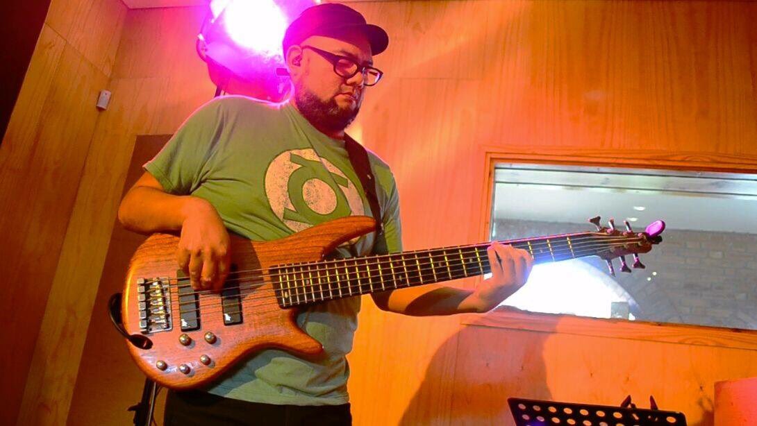 PallqaMusic's tweet photo. En #PicandoCebolla, también participa el extraordinario bajista Omar Rojas.
https://t.co/FCGS4RvuBV https://t.co/LFsfBOUFVH