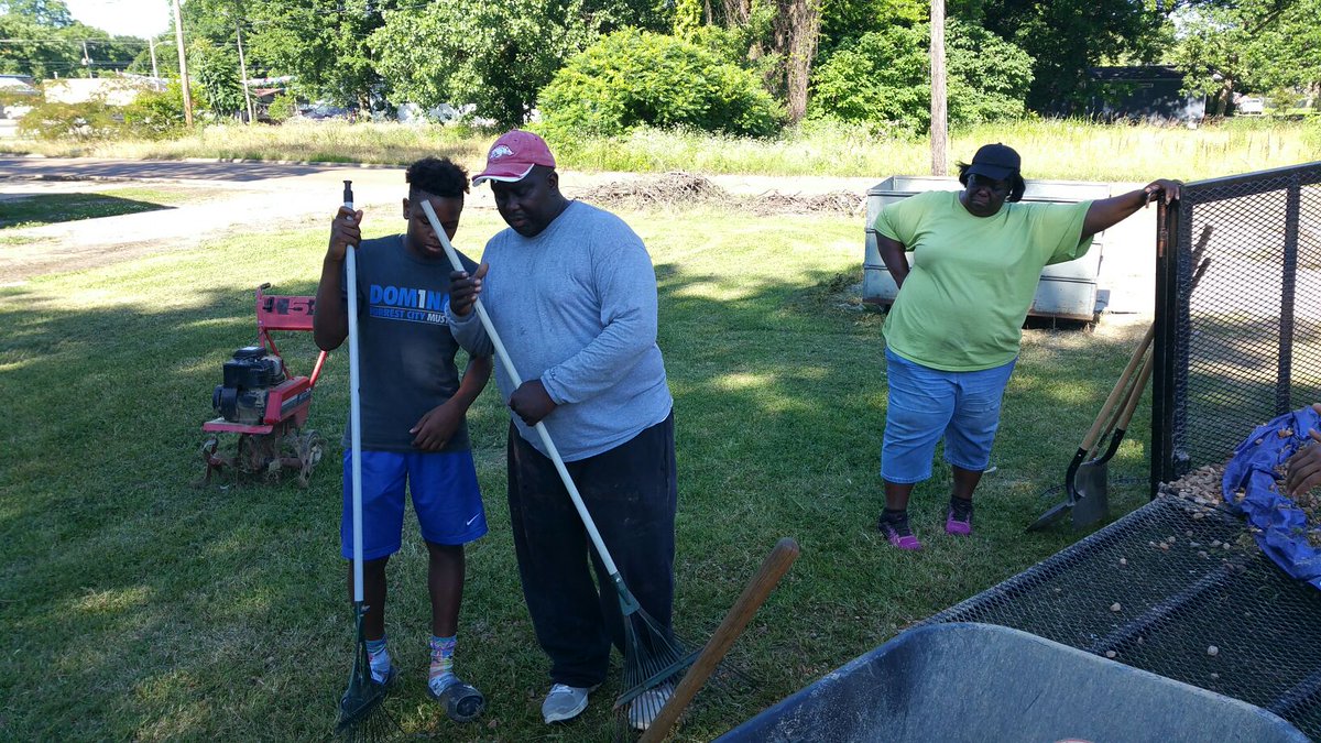 Zenenvirotech's tweet photo. I'd like to thank @Twhitby014, @JajuanWhitby, &amp; L. Whitby for continuing to take care of the SFC Community Garden https://t.co/ltmGAi80hH