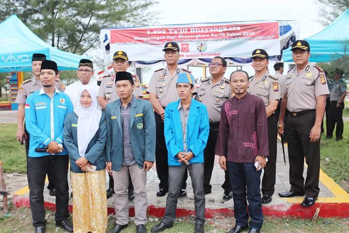 pw_ippnu's tweet photo. bagi 1000 takjil bersama KAPOLDA Bengkulu   #pantai panjang Bengkulu https://t.co/Y5wSDymTGT