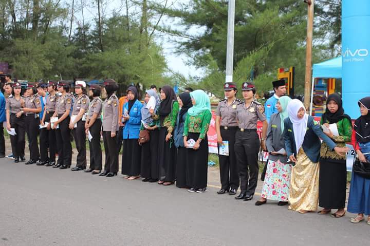 pw_ippnu's tweet photo. bagi 1000 takjil bersama KAPOLDA Bengkulu   #pantai panjang Bengkulu https://t.co/Y5wSDymTGT