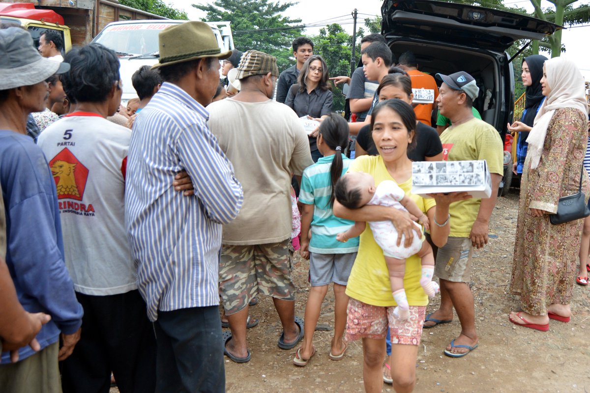 Rachmat_Th's tweet photo. Fatma Elly Organization dan @_gerak berbagi 300 box makanan pd warga pemulung korban kebakaran, Rawamangun. https://t.co/KOeEHrPMxU