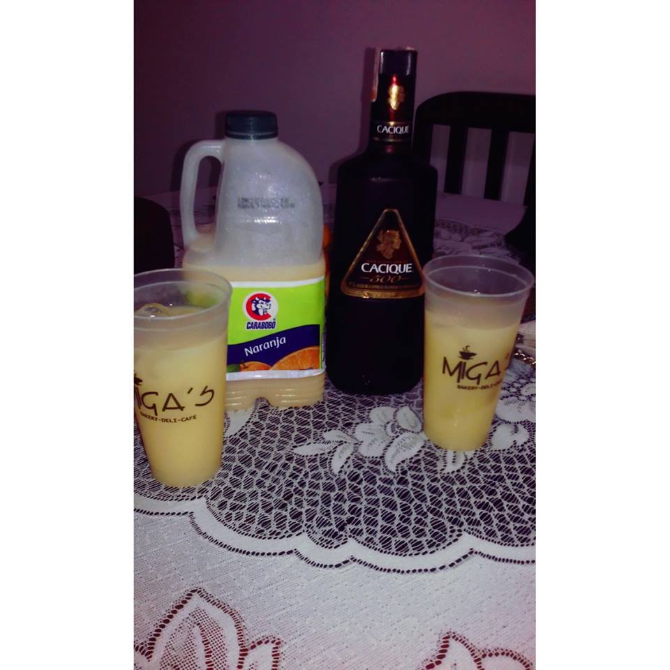Estefaniadalesk's tweet photo. Celebrando🍻👏🎓. #promo36 https://t.co/cGcTLBw3yS