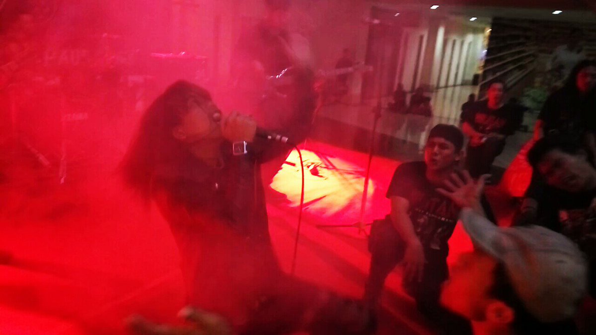 dennyangra's tweet photo. Tq u MILITAN Tangerang, 
And big tq u Cc : @Jecovox @makay_grunch #MILITAN
Denny See N Friends on stage.
Let's Rock. https://t.co/NIwua5VO4n