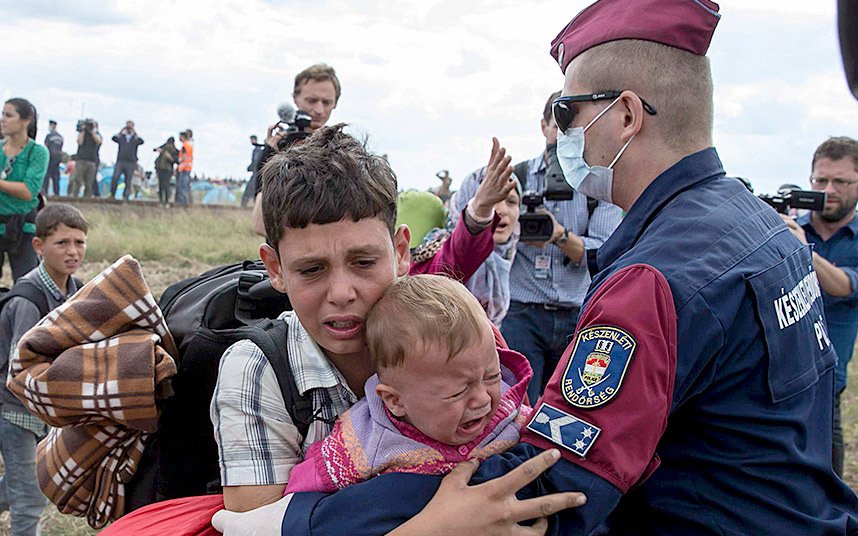 Maitre_Eolas's tweet photo. Bonne journée mondiale des réfugiés à tous (Photo Reuters) https://t.co/jUpP90GdfI