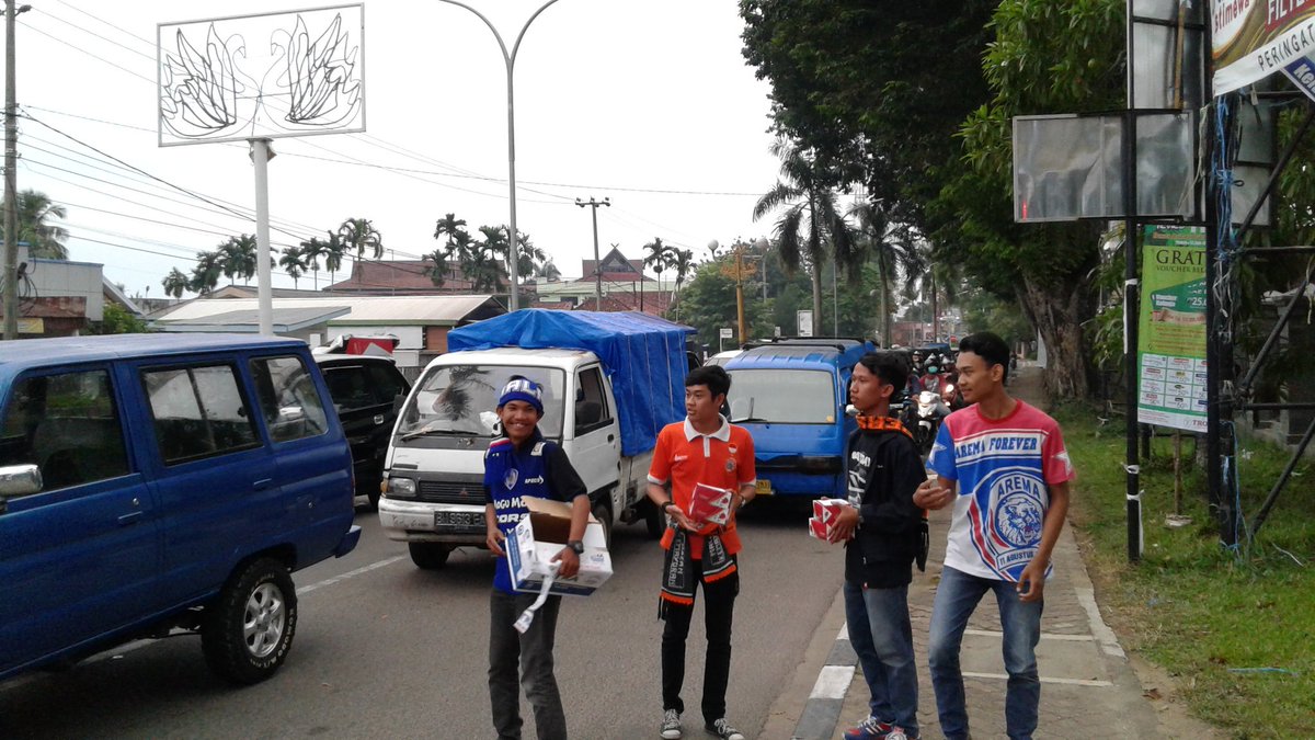 Doc #1

Aksi bagi takjil 

#arema
#aremania
#jambi
#AremaPersija 

<a href="/NewsArema/">Instagram: NewsArema</a> 
<a href="/we_aremania/">wearemania</a> 
<a href="/infosuporter/">Suporter Indonesia</a>