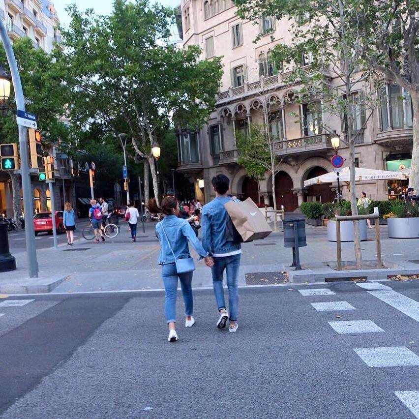 PangakoSayoPH's tweet photo. Si DJ nababash pero wala siya pakialam basta kasama niya ang kanyang mahal na nageenjoy sa barcelona! 💙💙 -jossa https://t.co/70YP8K0JJq