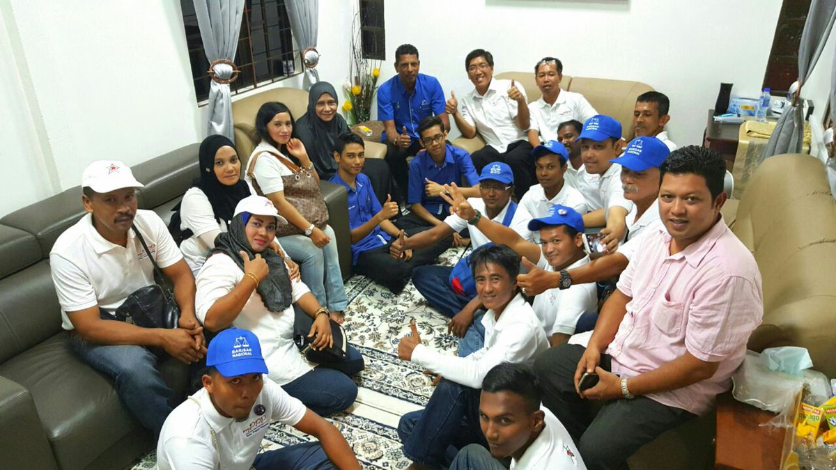 YouthPPPBNGerik's tweet photo. Peng myPPP Pk @ongppp dgn sbhgian jentera2 PRK P067 btemu YB @MasturaYazid_  slps diumum kemenangannya https://t.co/p08H7bGymW