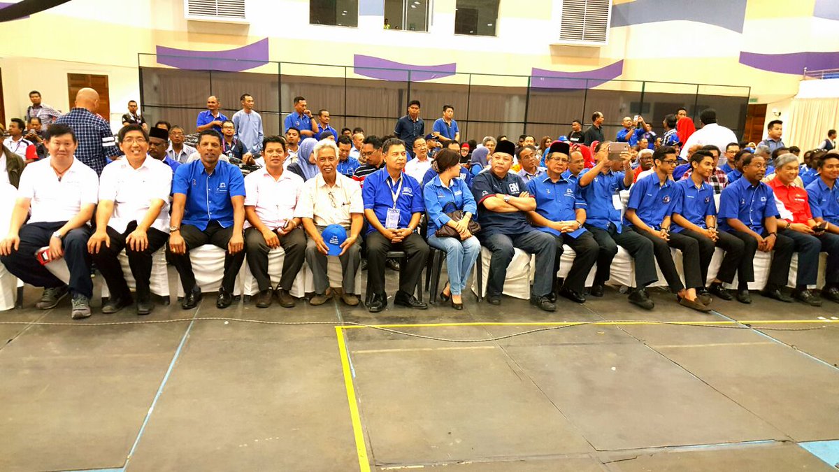 YouthPPPBNGerik's tweet photo. Peng myPPP Pk @ongppp dgn sbhgian jentera2 PRK P067 btemu YB @MasturaYazid_  slps diumum kemenangannya https://t.co/p08H7bGymW
