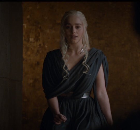 Daenerys's tweet photo. WHO RUN THE WORLD???
#GameofThrones https://t.co/9ebzJwDu2A