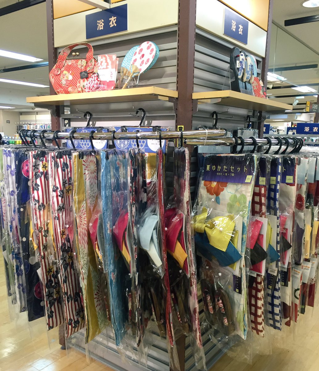 池袋ロフト 浴衣 帯 下駄の3点セット カラフルに取りそろえています 浴衣に合うアクセサリーや籠バッグなどもありますよ 10階 浴衣