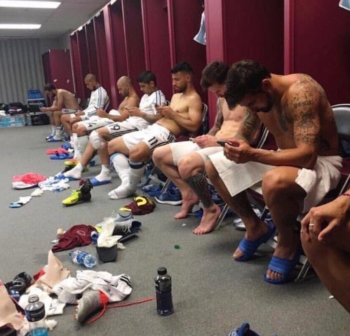 AuliaAlam's tweet photo. 😂😂😂 "@GeniusFootball: How Argentina celebrated reaching the #CopaAmerica semi-final... https://t.co/GuvDssFLkg"