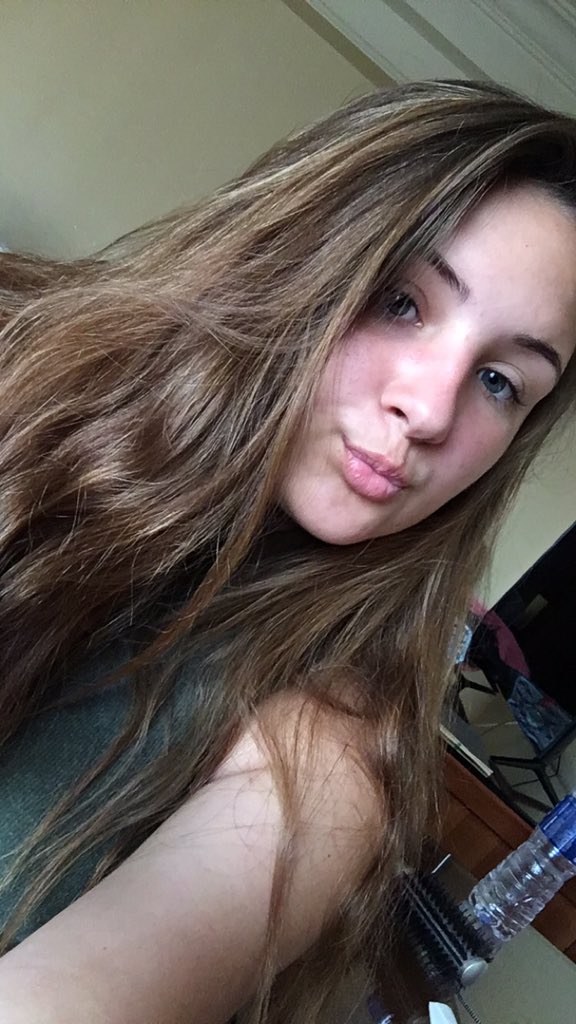 fymsky's tweet photo. i have a think for takin pictures even tho im not cute🙄😋 https://t.co/LivKZaj6LP